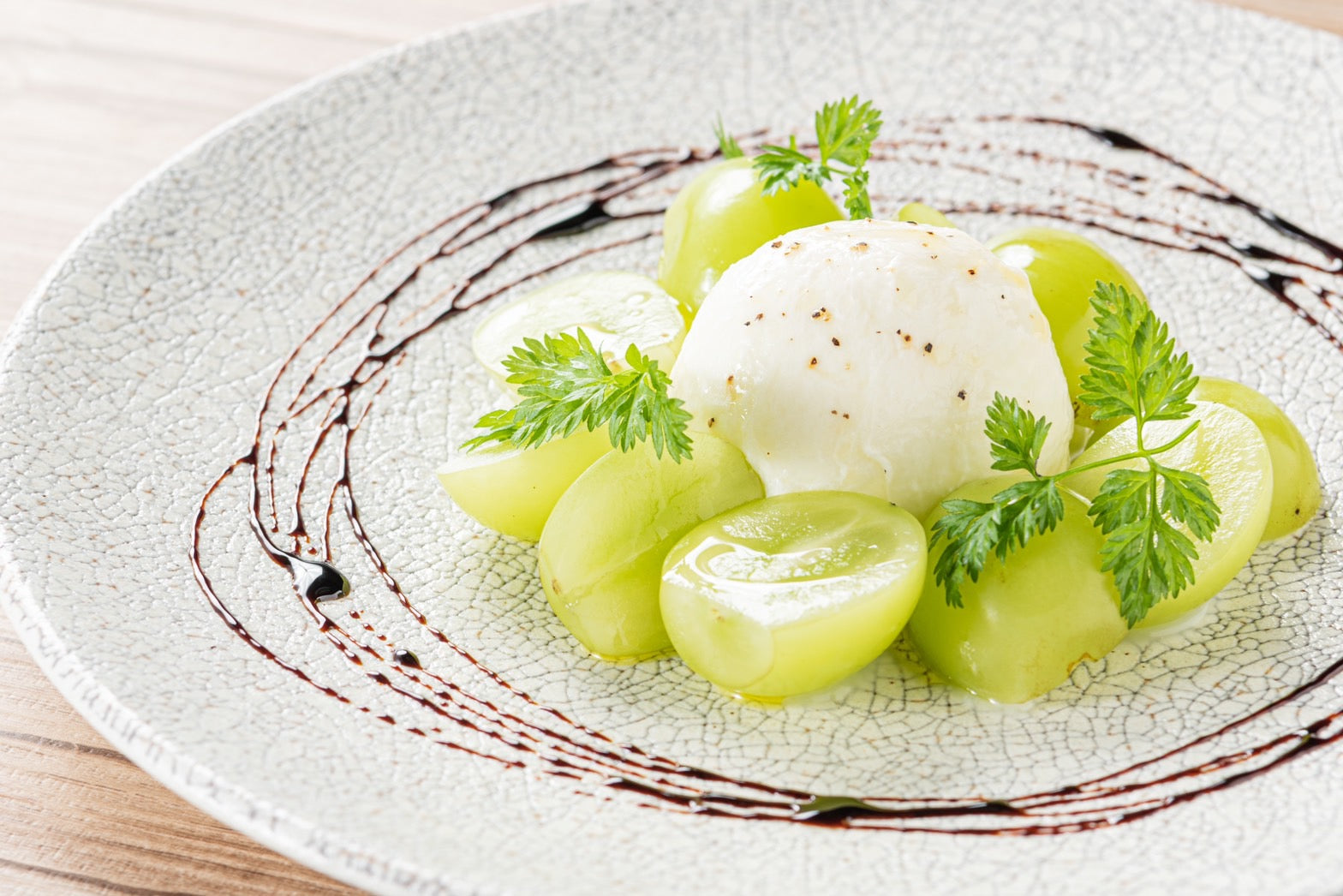 人気メニューの『熊本菊池モッツァレラと季節のフルーツカプレーゼ